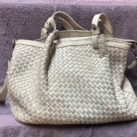 Handbags - Chic Cream Woven Shoulder Bag this bag is pale green not cream